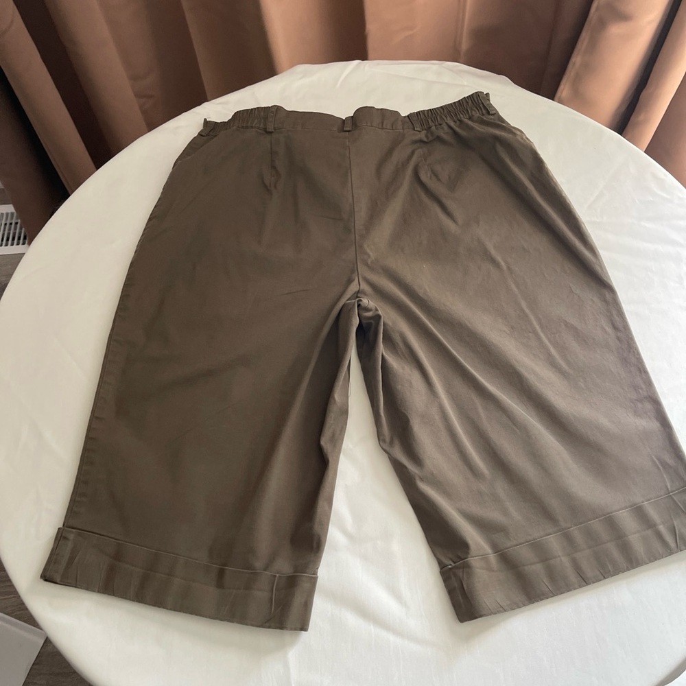 Woman’s white stag military olive size 18w vintage capris